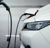 Véhicule électrique en charge sur borne dans parking entreprise