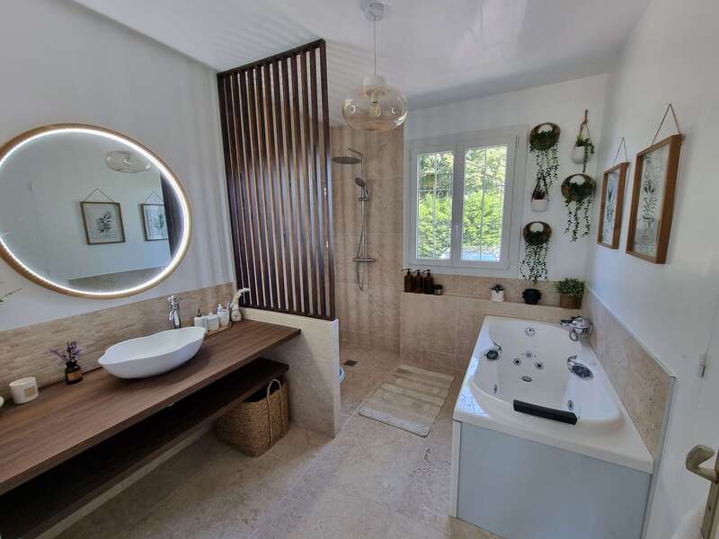 Rénovation salle de bain travertin par VRJ à Lescar (64)