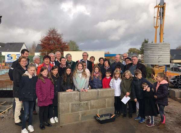 Pose de la 1ère pierre de l'ecole publique de Monterblanc