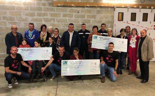 Remise des chèques par l'association Les Baud Pompiers Solidaires
