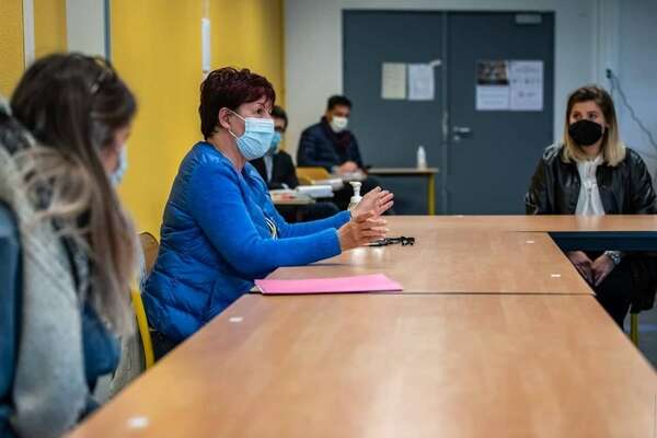 Entre difficultés et entraide, la jeunesse tente courageusement de maintenir son cap.