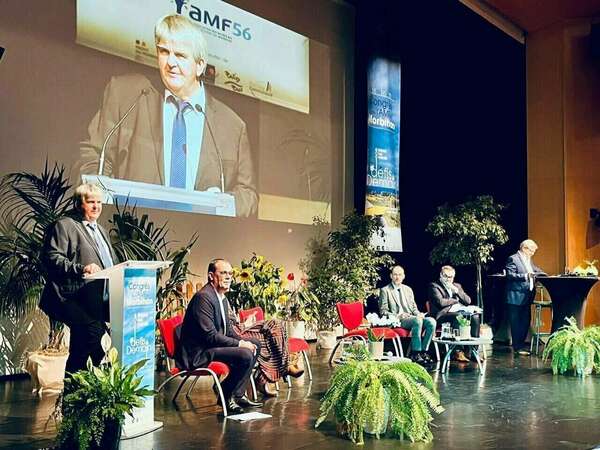 Présente au congrès des maires du Morbihan