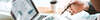 Deux personnes analysant graphiques tablette bureau confiance