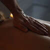 Main masculine massant dos nu en massage tantrique