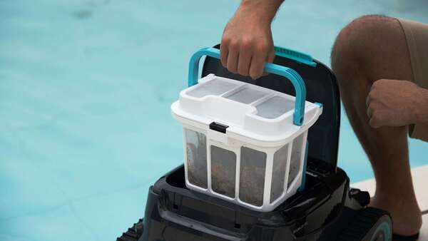 Pool robot vs. professional pool technician: which should you choose?