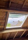 fenêtre de toit velux lumineuse dans une chambre sous combles
