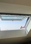 fenêtre de toit velux lumineuse dans une chambre sous combles
