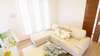 Canapé d'angle beige sur mesure avec table basse ronde