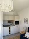 Kitchenette moderne intégrée dans un appartement avec coin salon