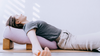 Femme en yoga doux allongée calme et détendue
