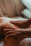 séance d'ostéopathie avec patient en sous-vêtements