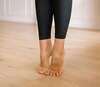personne en posture de pilates sur tapis avec accessoires