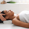 Femme et homme recevant massage crânien dans spa relaxant