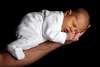 bébé sur l'avant bras qui dort