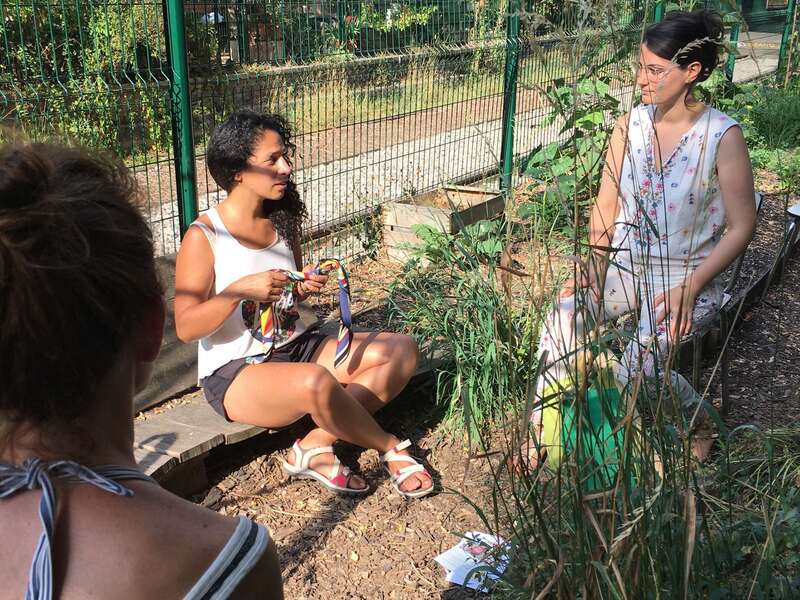 Atelier estival d'auto-massage dans le potager de La REcyclerie