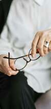 Personne tenant lunettes bilan nutritionnel rendez vous