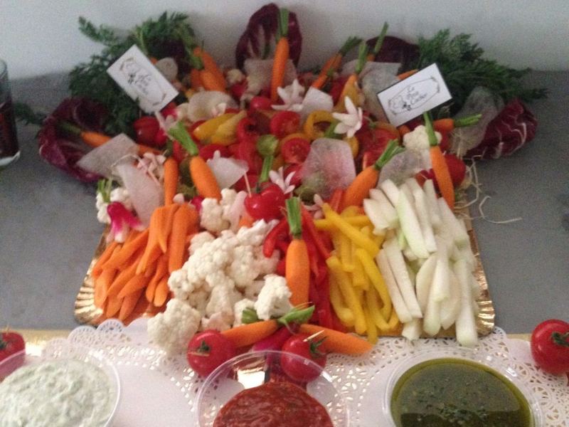 traiteur cacher Assortiment de bâtonnets de légumes croquant et sauce maison