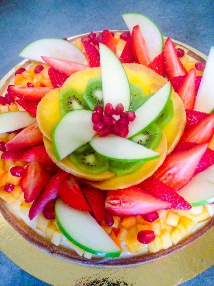 Tarte aux fruits de saison fraise pomme crème pâtissier par traiteur cacher 