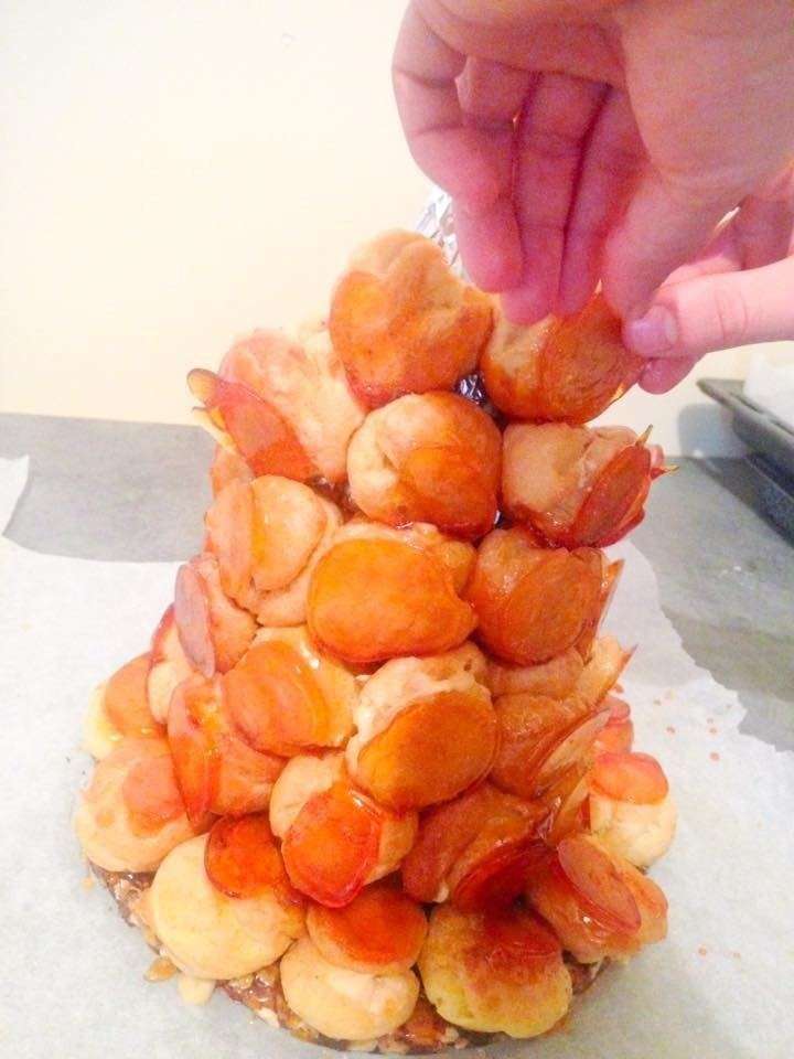 montage d'une petite Pièce montée traiteur cacher 