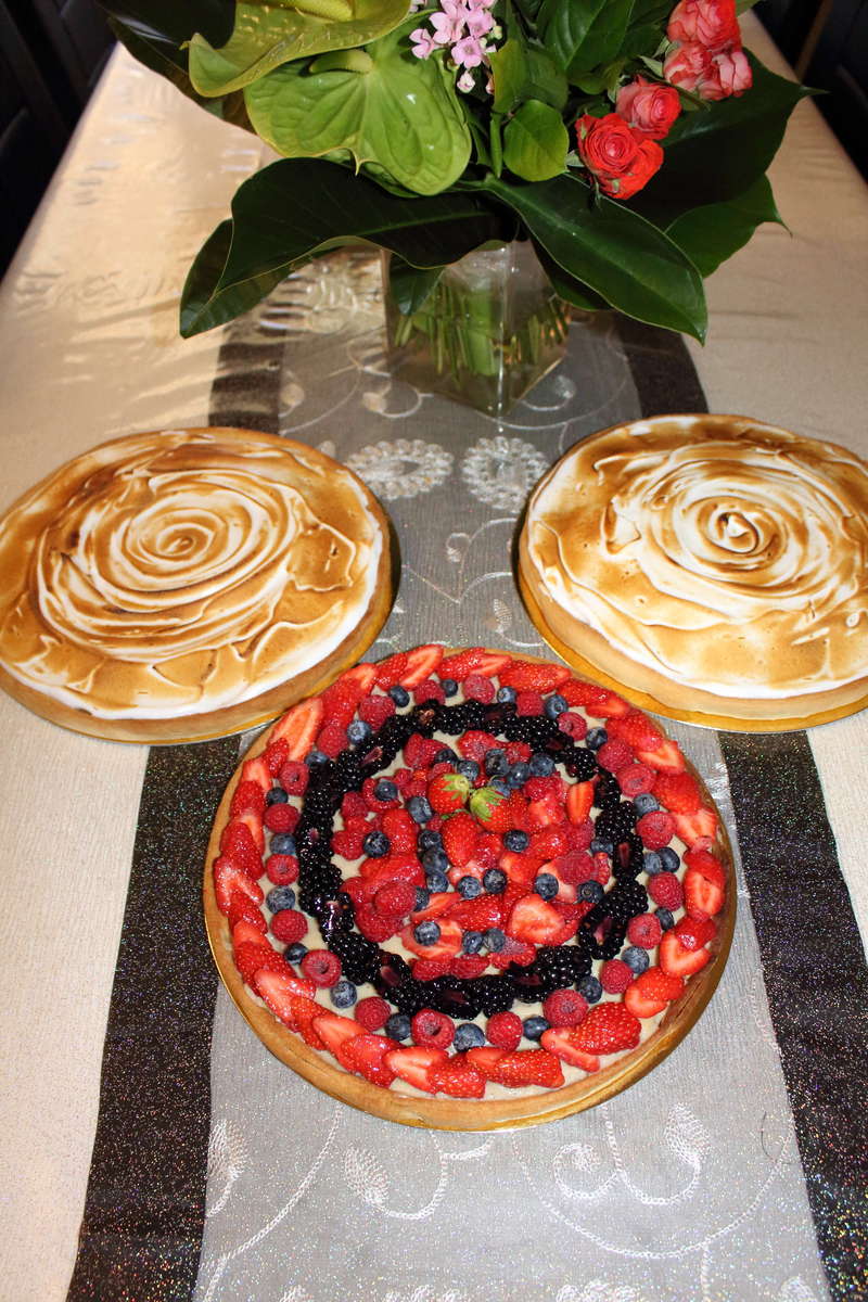 assortiment tarte citron meringuer cacher pour buffet dessert 