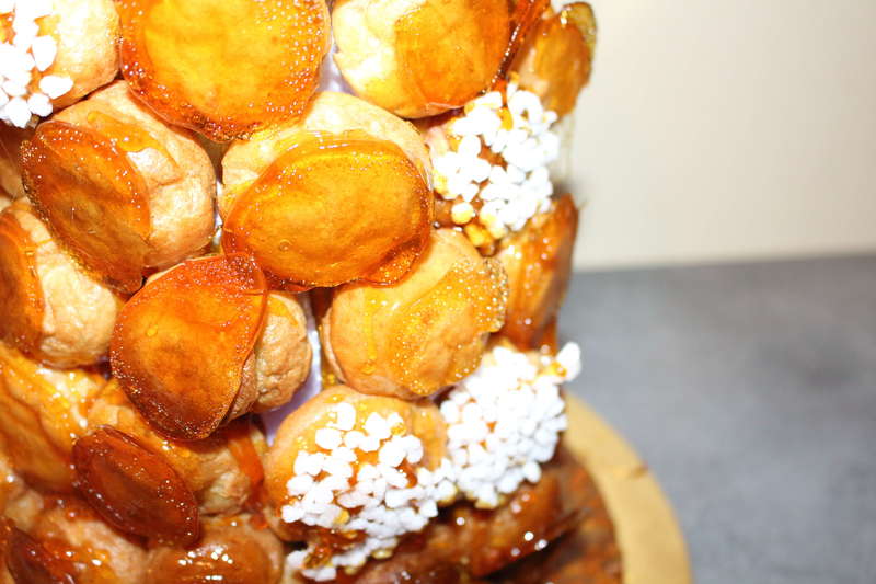 anniversaire pièce monté cacher