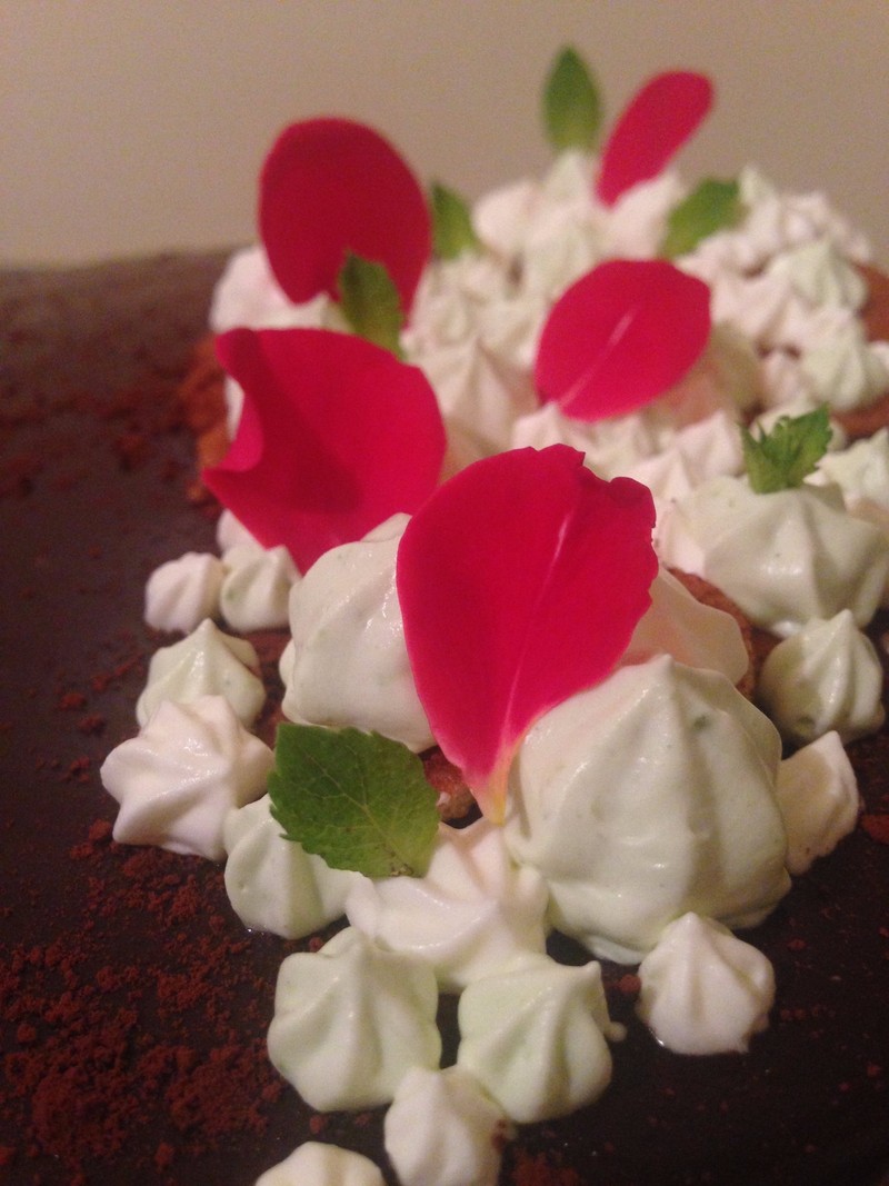 Entremet au chocolat décoration de rose traiteur cacher 