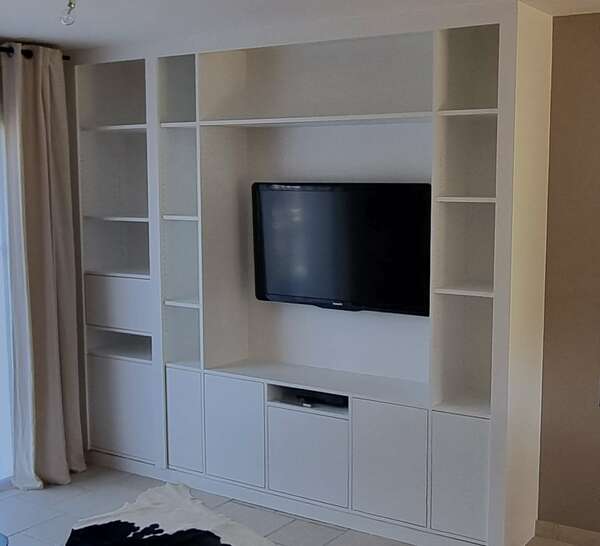 Meuble TV en médium avec éclairage LED à Pellouailles les Vignes (49112)