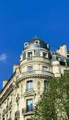 Façade haussmannienne symbolisant justice et droits victimes