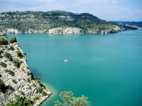 Le lac d’Esparron-de-Verdon : un joyau turquoise au cœur de la Provence