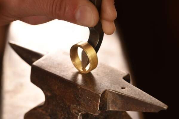 Poinçon de responsabilité des objets en métaux précieux : pas n’importe où, pas n’importe comment !