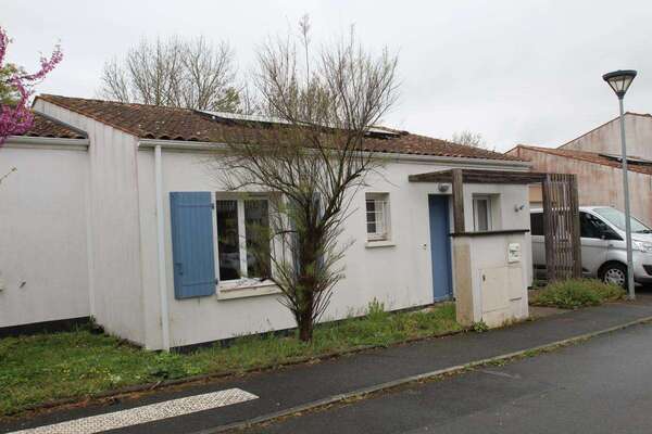 LA ROCHELLE/LAGORD, JOLIE MAISON DE PLAIN PIED DE TYPE 3 AVEC GARAGE ET JARDIN