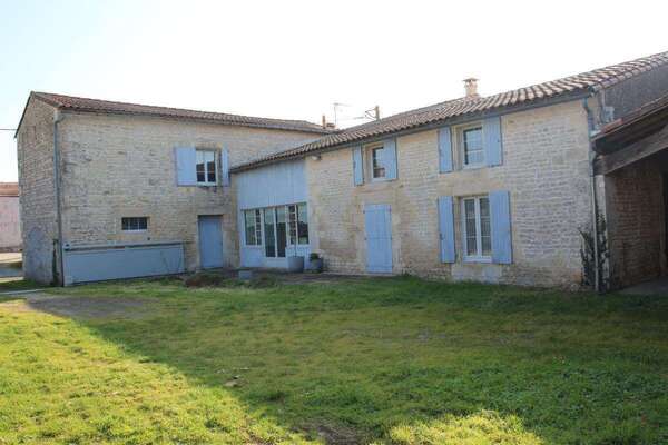 CHABAN DE CHAURAY, BELLE MAISON EN PIERRES APPARENTES AVEC GRANDES DEPENDANCES ET JARDIN.
