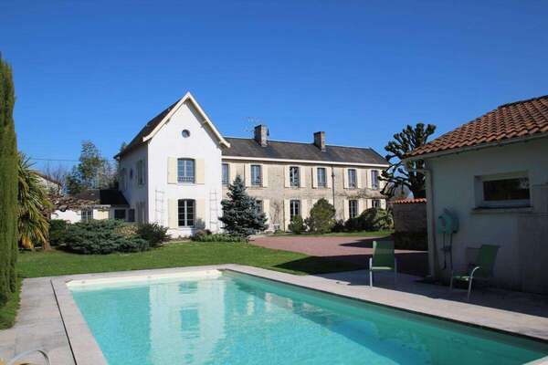 LA CRECHE PROCHE CENTRE-BOURG, BELLE MAISON DE CARACTERE DE 196M2 HABITABLE AVEC PISCINE