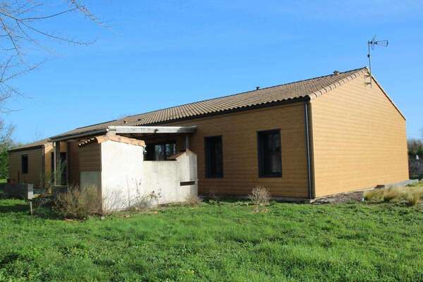 FAYE SUR ARDIN, AGREABLE PAVILLON PLAIN PIED OSSATURE BOIS OFFRANT DE BEAUX VOLUMES .
