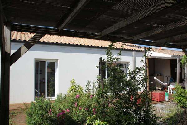 LA CRECHE, MAGNIFIQUE PAVILLON DE PLAIN PIED OFFRANT BEAUCOUP DE CHARME AVEC GARAGE ET JARDIN