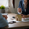 Conseiller accueillant client dans showroom Saint Maur des Fossés
