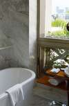 Salle de bain moderne optimisée pour petits espaces lumineux