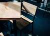 chaise et table en bois clair pour mobilier sur mesure