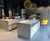 Cuisine claire sur mesure avec îlot et électroménagers inox