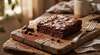 Morceaux de chocolat noir empilés pour recette gourmande