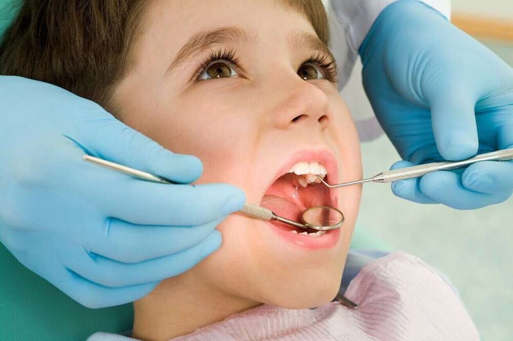 La pose de vernis fluoré pour les enfants et les jeunes adultes de 3 à 24 ans