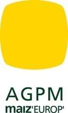 L’AGPM (Association Générale des Producteurs de Maïs) créée en 1934, reste au cœur de l’organisation maïsicole syndicale avec un rôle de représentation et de promotion du maïs et des producteurs.
La production de biomasse issue de maïs est au cœur des solutions au double défi de la sécurité alimentaire et de la lutte contre le changement climatique. La pompe à carbone du maïs est l’un des moteurs de la bioéconomie, celle du carbone renouvelable. Véritable solution pour réduire les émissions de CO2 et diversifier le bouquet énergétique français, les maïsiculteurs sont prêts et s’inscrivent dans une démarche innovante et responsable car le maïs a une place indiscutable dans la méthanisation et la réussite des objectifs français d’énergie renouvelable.
Au sein de la bioéconomie, elle défend une complémentarité des usages de la biomasse entre usages alimentaires et non alimentaires, contribuant ainsi à réduire le recours aux ressources fossiles. Dans cette logique, elle participe au développement des plastiques biosourcés compostables, qui s’inscrivent pleinement dans une démarche d’économie circulaire.
