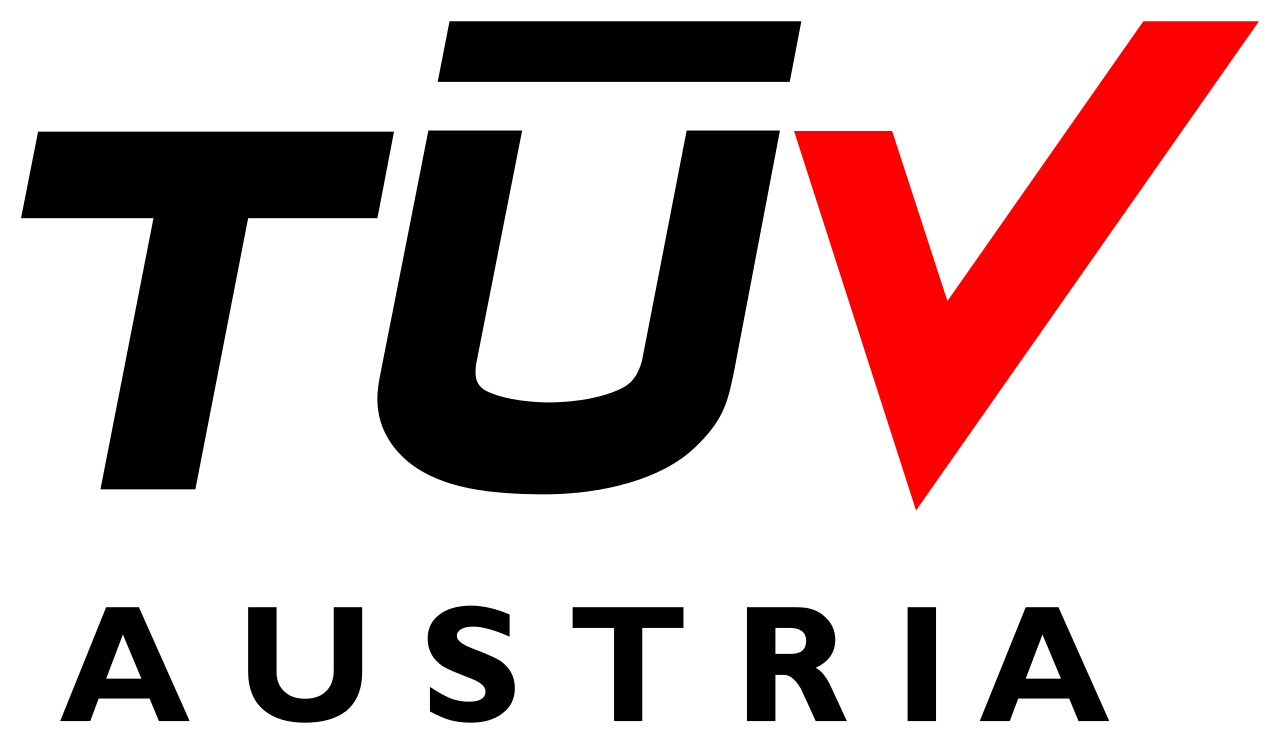 TÜV AUSTRIA propose des marques environnementales de conformité de produits qui permettent l’apposition sur les produits certifiés d’un label de certification adapté aux différents environnements de biodégradation.
Les emballages et produits portant le logo OK compost INDUSTRIAL offrent la garantie qu’ils sont biodégradables dans un centre de compostage industriel. Cela s’applique à tous leurs composants, encres et additifs compris. Le programme de certification se base sur la norme EN 13432 :2000. Cela signifie que tout produit portant le logo OK compost INDUSTRIAL répond aux exigences de la directive européenne relative aux emballages (94/62/EC).
Le logo OK compost HOME garantit une biodégradation complète dans les conditions particulières du compostage à domicile pour les emballages et autres produits. Il est toutefois important de rappeler qu’étant donné le relativement faible volume de déchets, la température dans un bac à compost dans un jardin est plus basse et moins constante que dans un centre de compostage industriel. Le compostage à domicile est donc un processus plus difficile et plus lent et cette pratique suppose un suivi spécifique incluant des retournements réguliers.
Bien que la certification OK compost HOME ne fasse pas explicitement référence à une norme précise, elle détaille toutes les exigences techniques auxquelles un produit doit répondre pour obtenir la certification. Ce sont donc ces mêmes exigences techniques qui ont servi de bases pour la norme française NF T51-800. La conformité à la norme NF T51-800 peut être ajoutée sur le certificat à la demande.