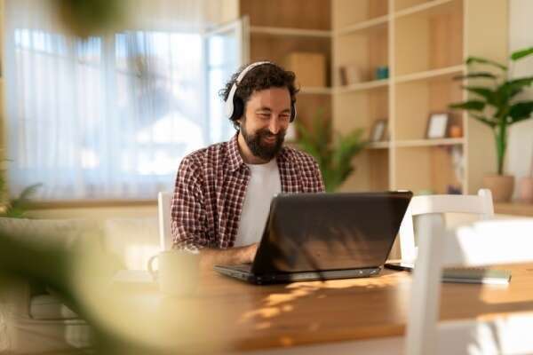 C’est l’histoire d’un employeur pour qui télétravailler loin, c’est aller trop loin…