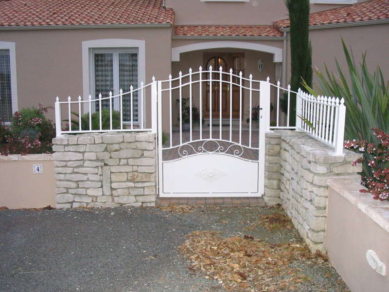 Ensemble Portillon tôlé et barreaudé
& clôture au dessus des murs 