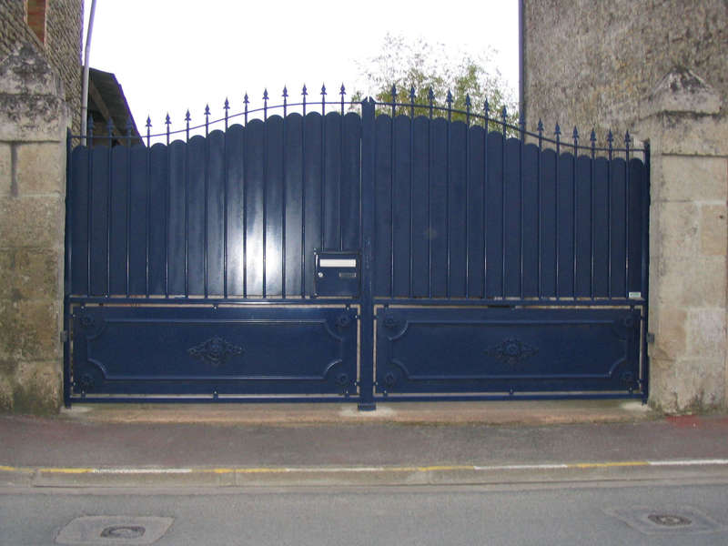 Portail pivotant à 2 vantaux tolés
