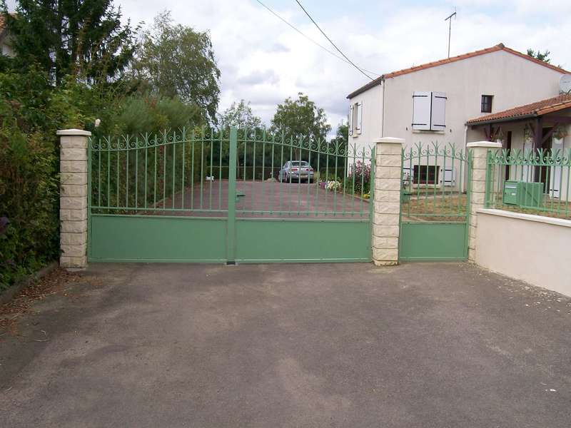 Portail pivotant à 2 vantaux 1/3 Tôlés, 2/3 barreaudés