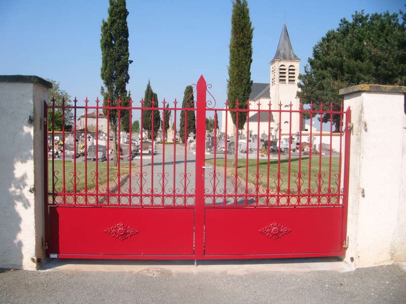 Portail pivotant à 2 vantaux 
1/3 Tôlés et 2/3 barreaudé