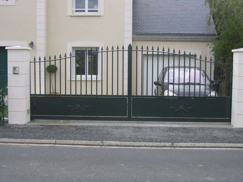 portail coulissant barreaudé et tôlés 