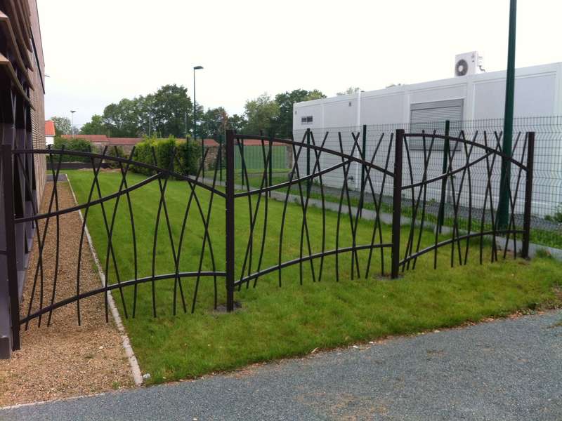 Clôtures sous forme de panneaux disposées sous forme de roselières 